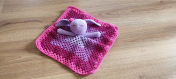 Très joli doudou lapin en crochet neuf 