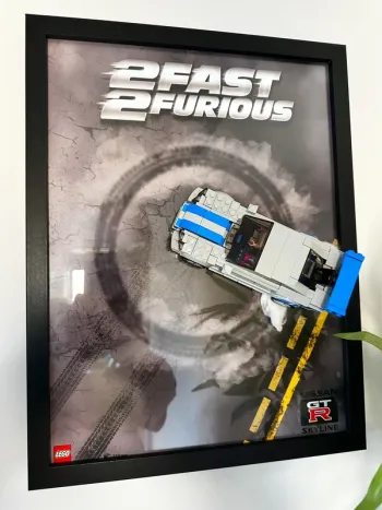 Cadre Lego Nissan GT-R Skyline 2 Fast 2 Furious - format 30×40 cm (sans Lego)