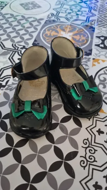 Petite chaussure de marché noir avec nœud vert taille 17