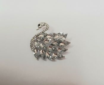 Broche cygne tout en strass