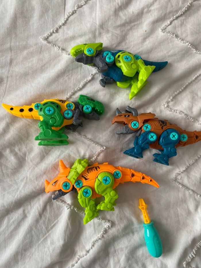 Lot de jouet dinosaures à viser