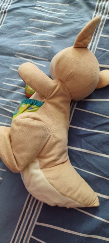 Peluche kangourou qui saute  lisez bien l'annonce surtout