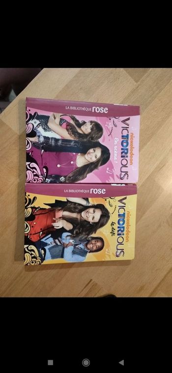 Lot de 2 livres de poches "Victorious"