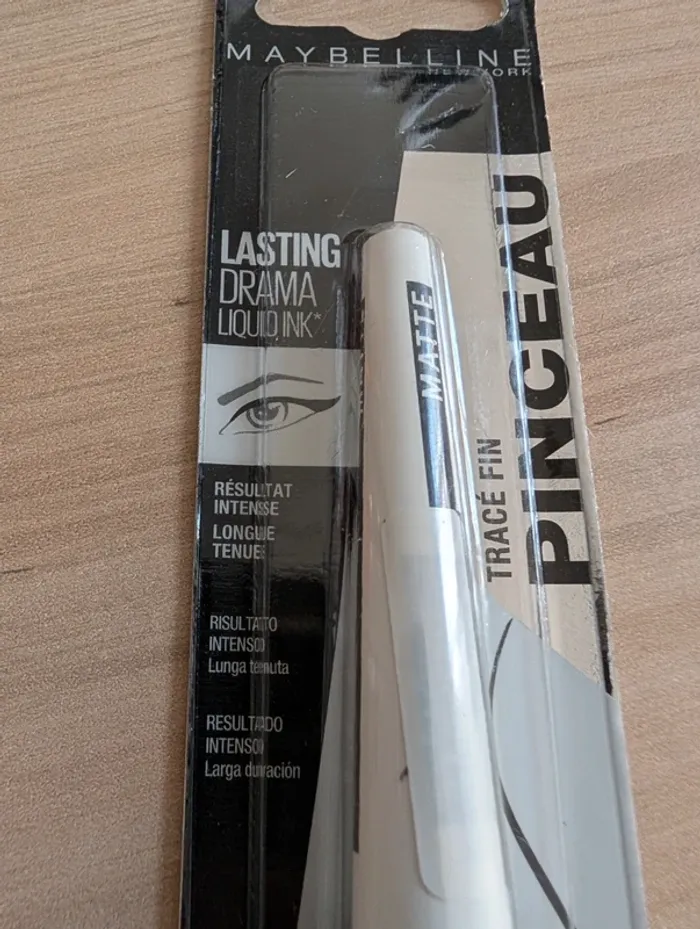 Eye-liner liquide noir lasting drama