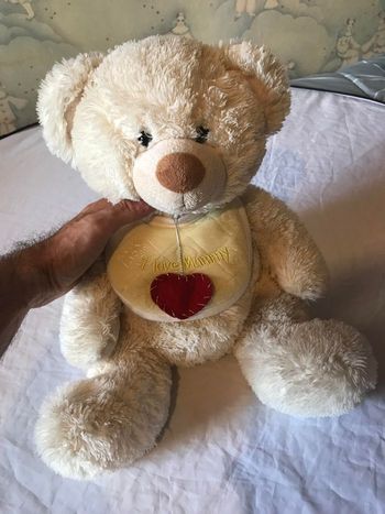 Gros Ourson Beige Bavette Jaune Ecriture I Love Mummy Petit Cœur Rouge Peluche Petits Enfants Bébés