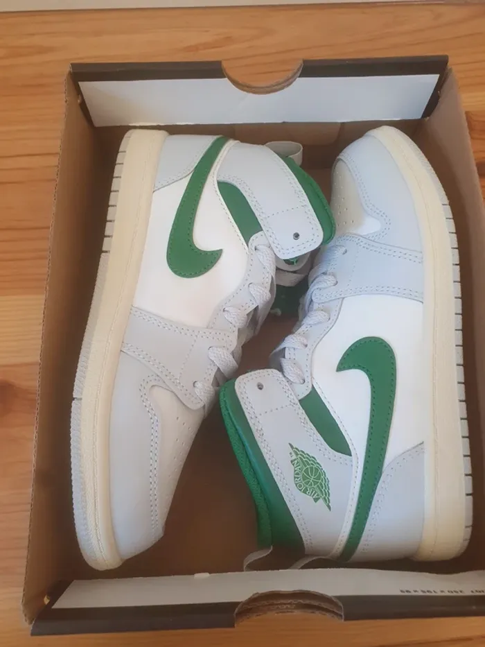 Nike Jordan 1 Mid (35) - photo numéro 8