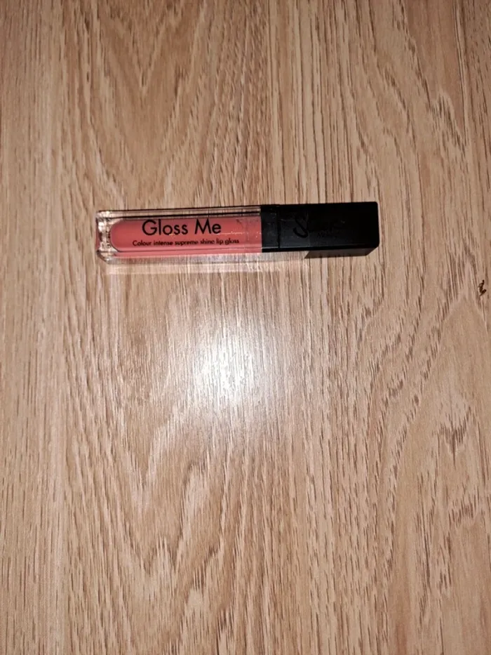 Lip gloss sleek