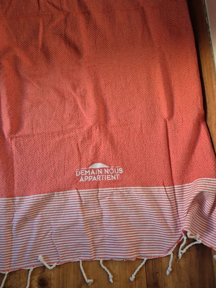 Fouta neuve juste lavée Demain nous appartient - photo numéro 2