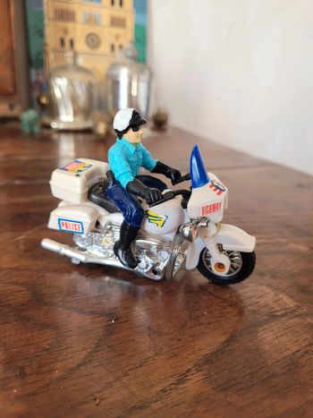 Vends petite figurine policier américain sur sa moto