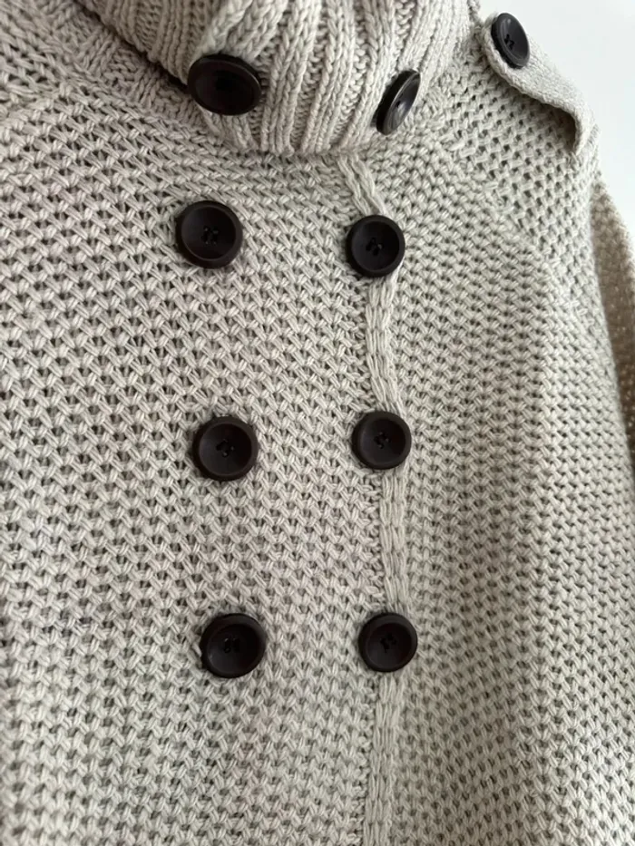Cape en maille beige avec col roulé et boutons - Élégance hivernale - photo numéro 3