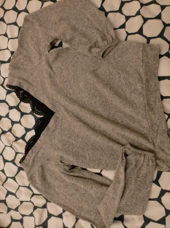 Pull gris dentelle cache cache