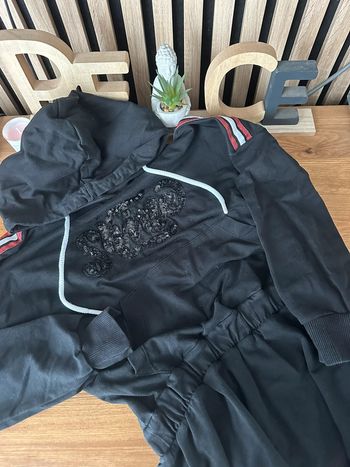 Robe noir à capuche noir 8ans