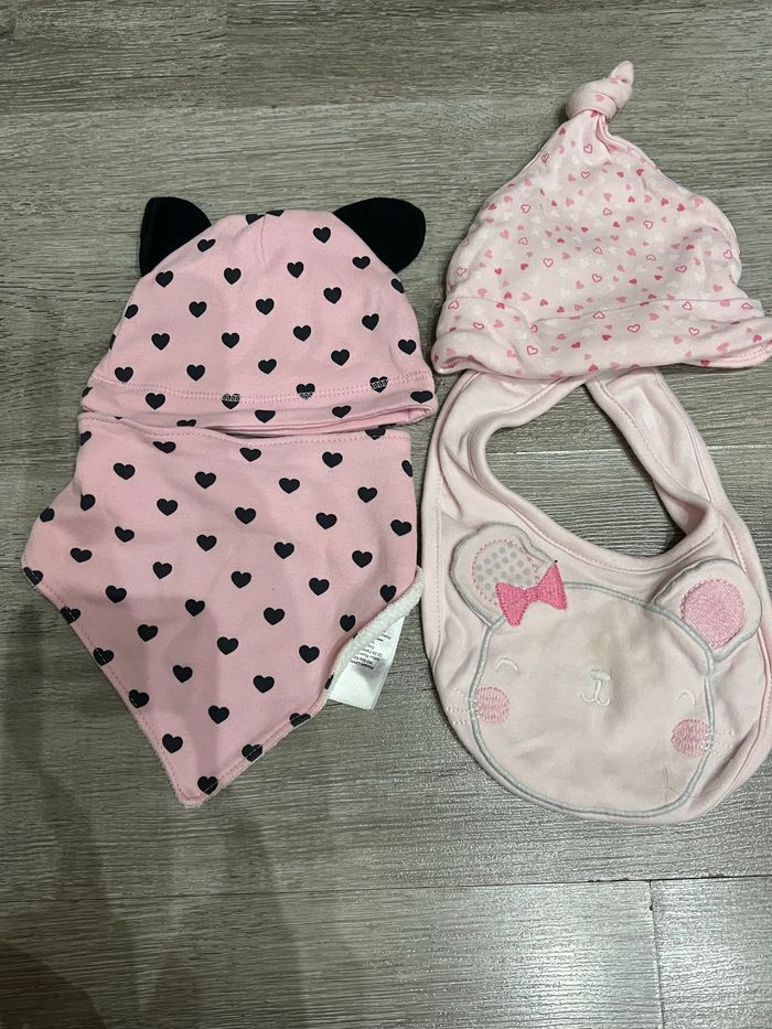 Lot de bonnet avec petit bavoir