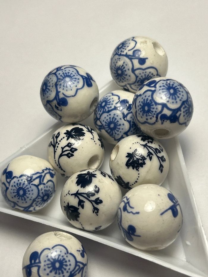 A563, 10 grosses perles en porcelaine de 15mm Motifs floraux bleus ou noirs - photo numéro 2