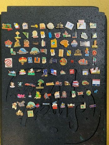 Lot de 92 Pin’s