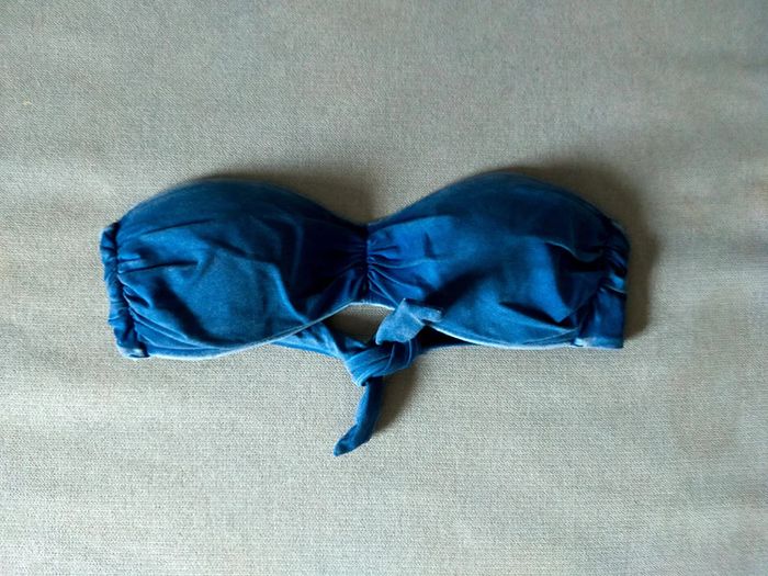 Haut de bikini bandeau bleu velours – Taille 36 – 1 seul exemplaire disponible