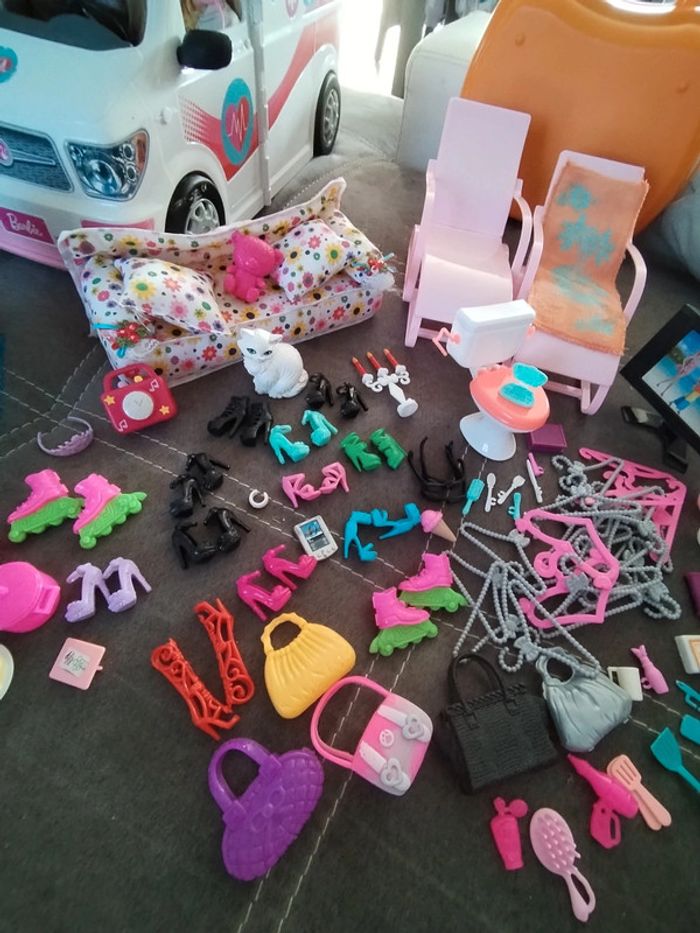 Lot de 6 Barbies et accessoires multiples - photo numéro 6