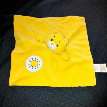 Doudou Ours Bisounours care bears baby carré plat jaune soleil