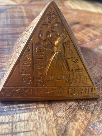 Pyramide décoratrice style antique Égypte 