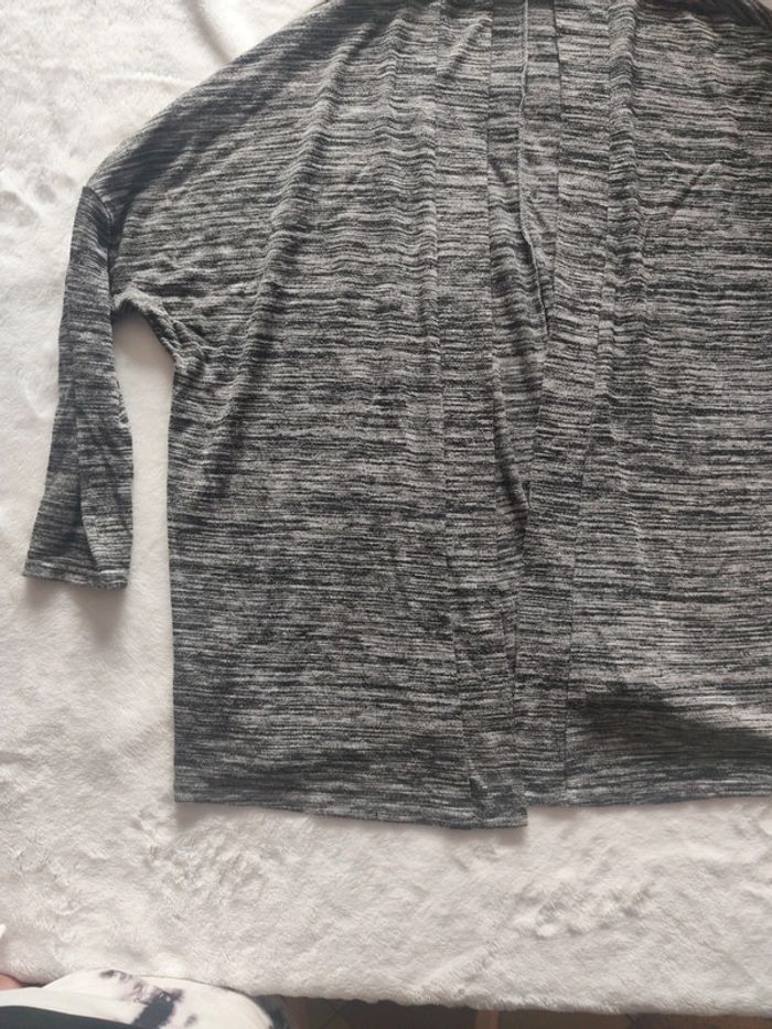 Gilet femme sans bouton sans fermeture marque Kiabi taille L 42/44 - photo numéro 2