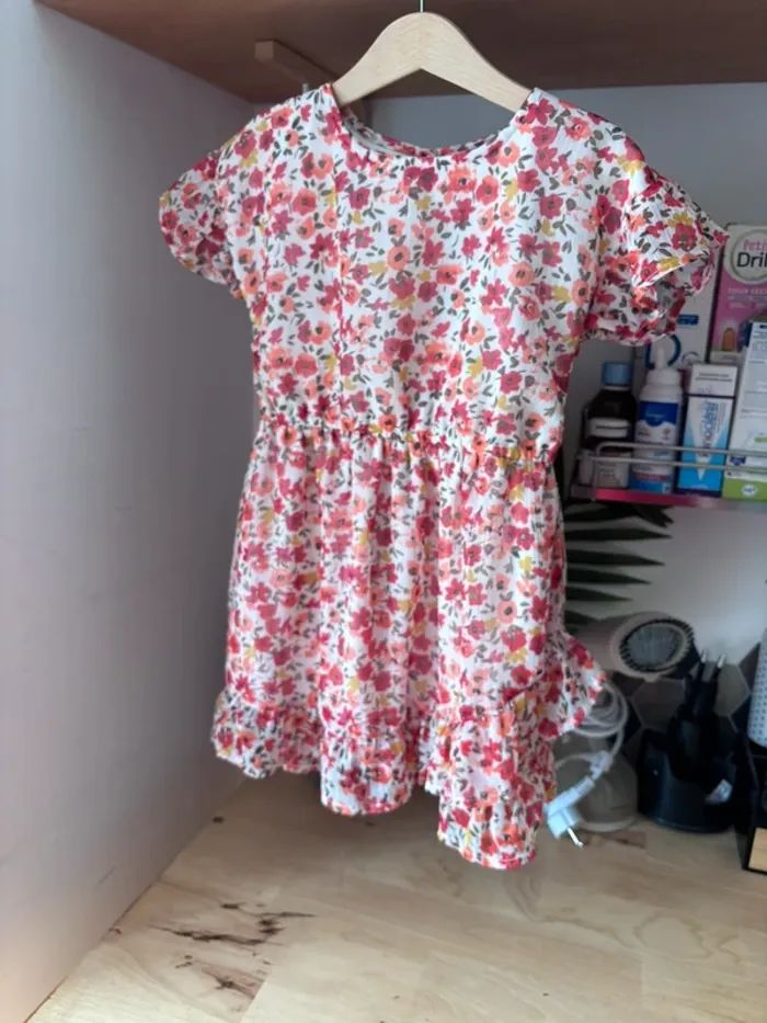 Jolie petite robe volantée fleurie • 110/116 cm