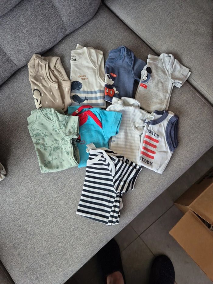 Lot de 9 bodies manches courtes taille 3mois