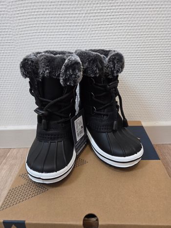 Bottes de neige garçon 25-26 neuves