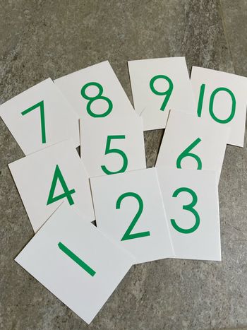 Montessori mathématiques 3-6 ans | jetons et chiffres