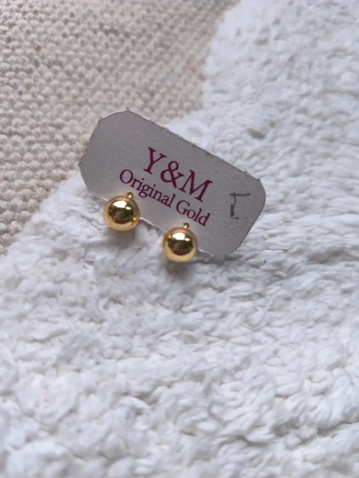 Boucles d’oreilles dorées – Forme boule 💛