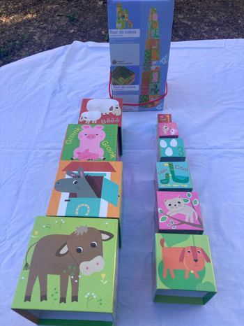 Tour de cubes quasi neuf