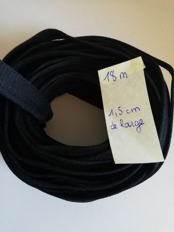 18 mètres de ruban noir pour loisirs créatifs