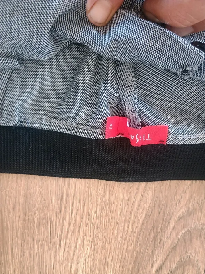 Pantalon Tissaia gris avec bande latérale T42 - photo numéro 3