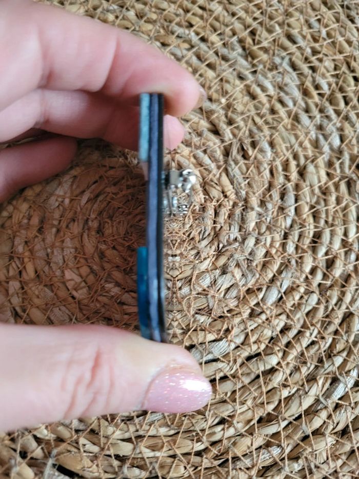 Broche visage abstrait bleu et blanc - photo numéro 3