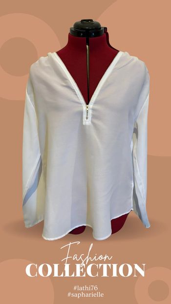 Longue blouse blanche à manches longues, décolleté en V