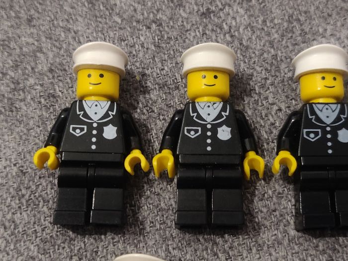 5 Figurines Lego policier vintage - excellent état - authentique - photo numéro 5