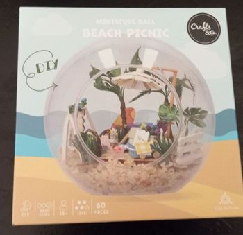 Kit construction maquette miniature Crafts & Co. du Beach Picnic, un joli décor de plage à monter soi-même. Dans une boule en verre