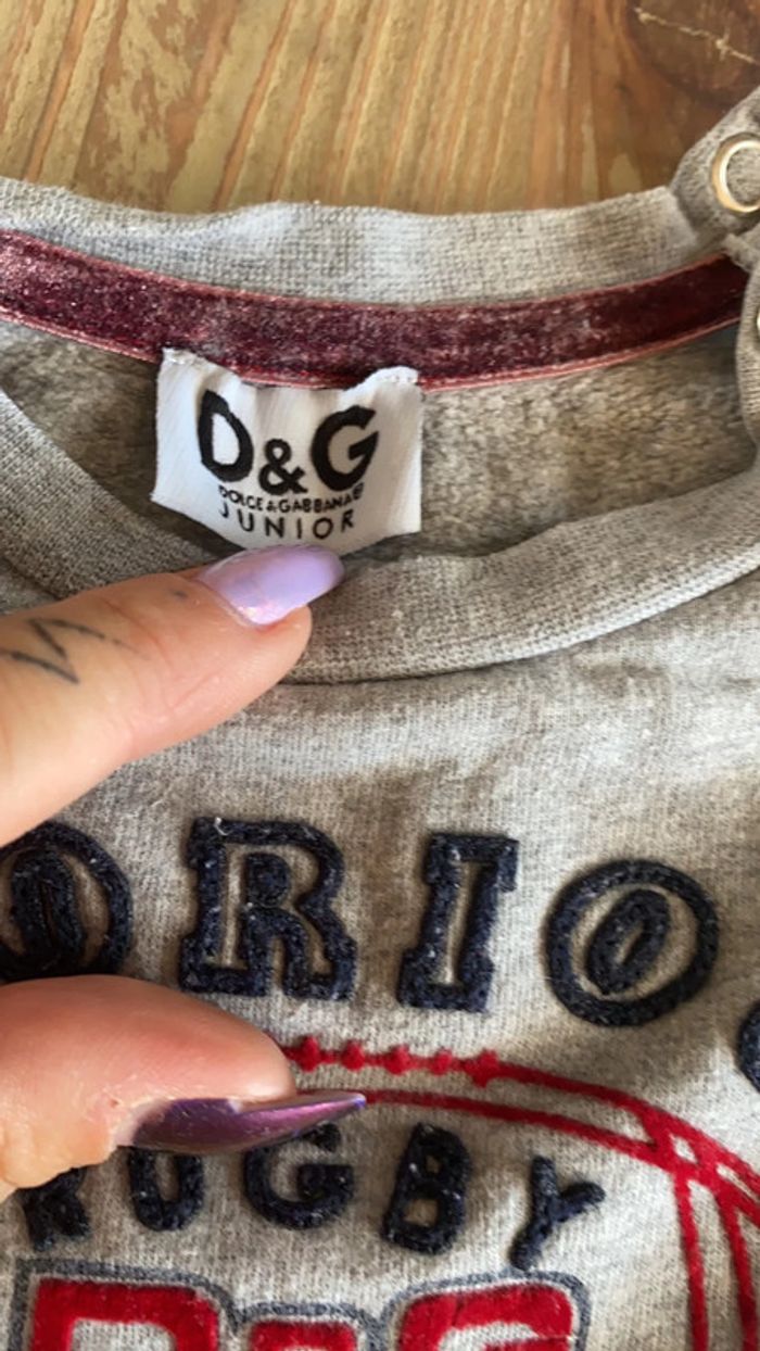 Sweat dolce & gabbanna 3/6 mois bon état gris et rouge - photo numéro 3