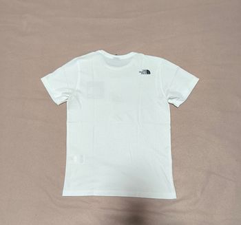 Tee shirt blanc The North Face pour enfant.