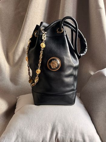 🖤 Sac seau vintage Gianni Versace Couture – cuir noir & chaîne Méduse dorée (années 1990) 