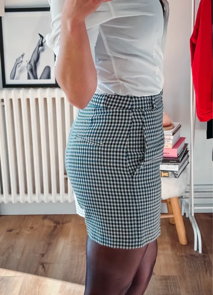 Short taille haute Claudie Pierlot bleu blanc et noir taille 38 - photo numéro 3
