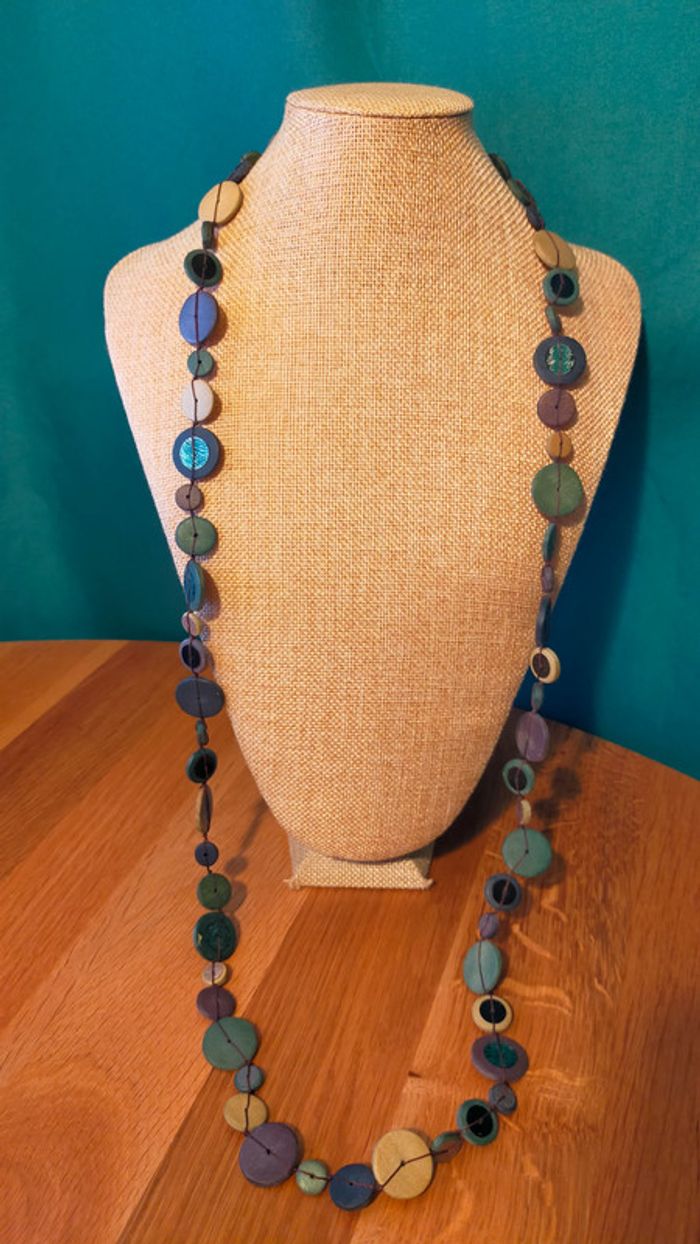 Collier long en pâte polymère – Style ethnique bohème – Collection Terres d’Ailleurs