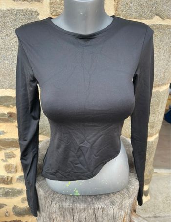 Top noir à manche longue coupe asymétrique - NewYorker 