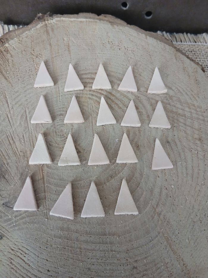 Lot de 19 triangles en cuir pour créations de bijoux