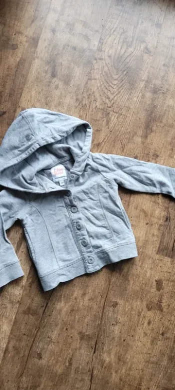Gilet gris à capuche