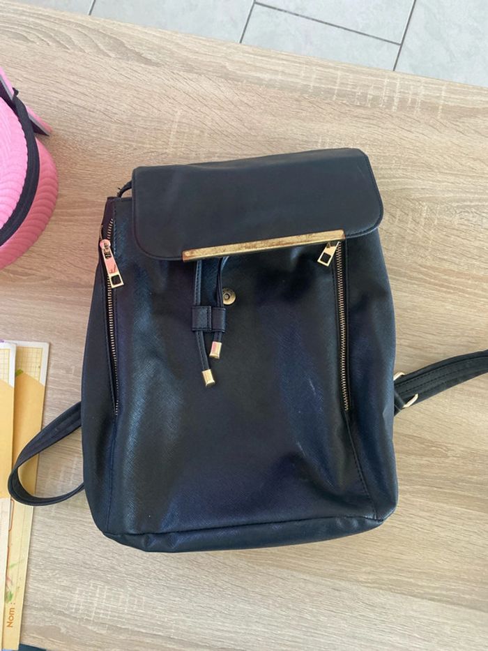 sac à dos style femme noir et or