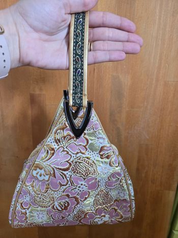 Sac à main aux broderies roses et dorées