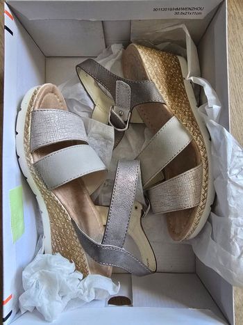 Chaussure grise et beige