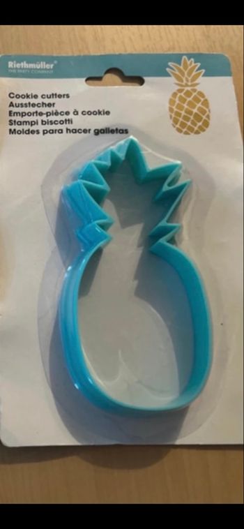 1 emporte pièce ananas bleu neuf 