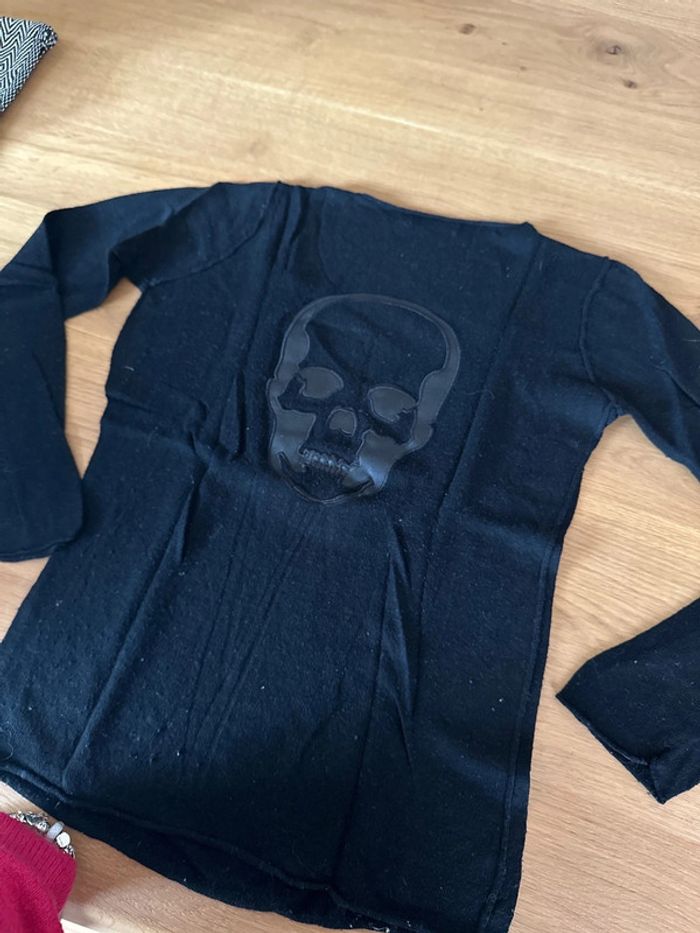 Pull col V tête de mort