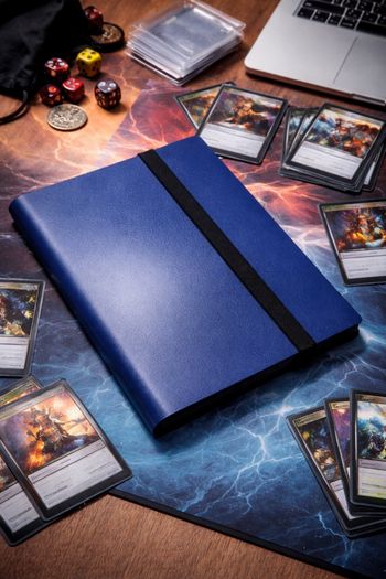 classeur rigide bleu pour cartes à collectionner (TCG type Magic, Pokémon, Yu-Gi-Oh!, etc.).